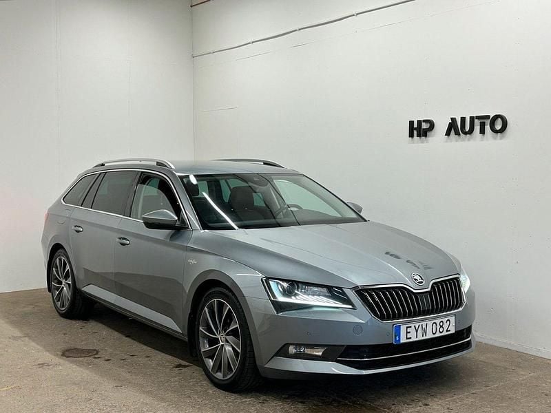 Grå Begagnad 2017 Skoda Superb LAURIN & KLEMENT Kombi | 179 900 kr (Marknadspris) - Bild 1/4