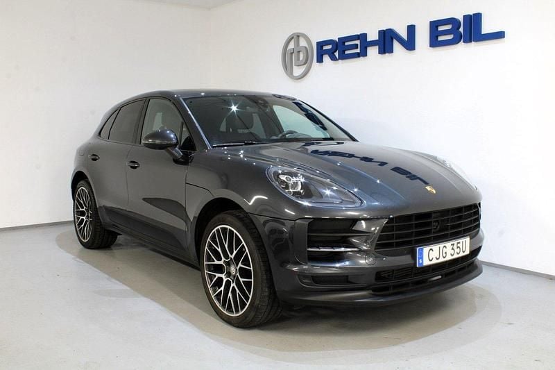 Grå Begagnad 2019 Porsche Macan Sport SUV | 529 000 kr (Marknadspris) - Bild 1/4