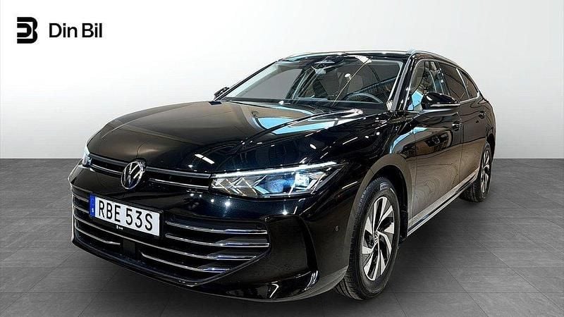Svart Begagnad 2024 VW Passat Business Kombi | 359 900 kr (Marknadspris) - Bild 1/4