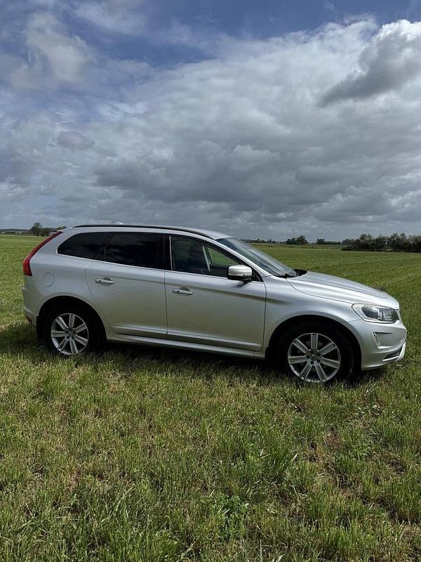 Silver Begagnad 2016 Volvo XC60 Momentum SUV | 190 000 kr (Bra pris) - Bild 1/4