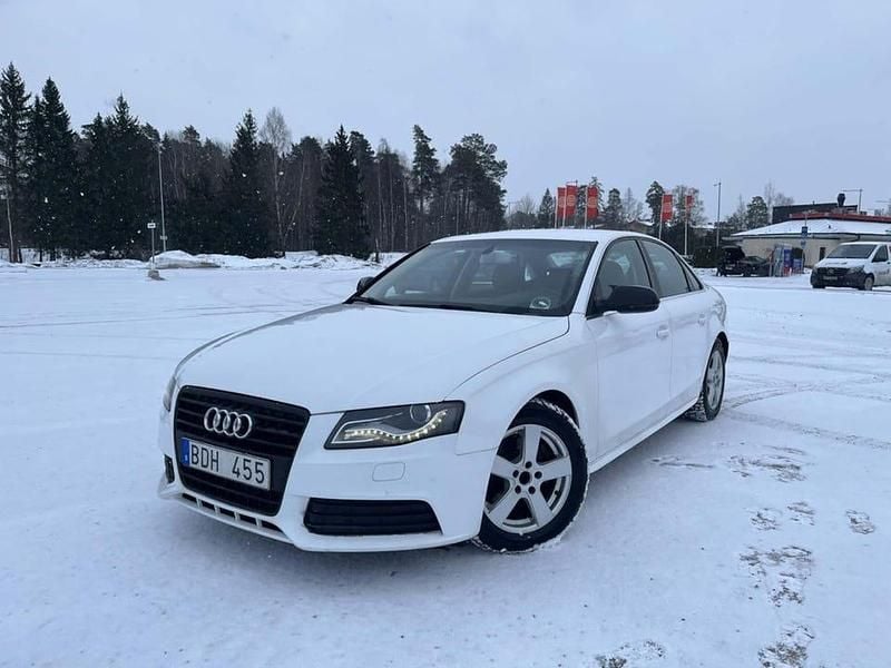 Vit Begagnad 2011 Audi A4 Sedan | 77 000 kr (Marknadspris) - Bild 1/4