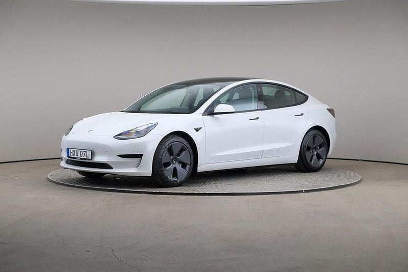 Vit Begagnad 2021 Tesla Model 3 Standard Range Plus Sedan | 269 000 kr (Marknadspris) - Bild 1/4