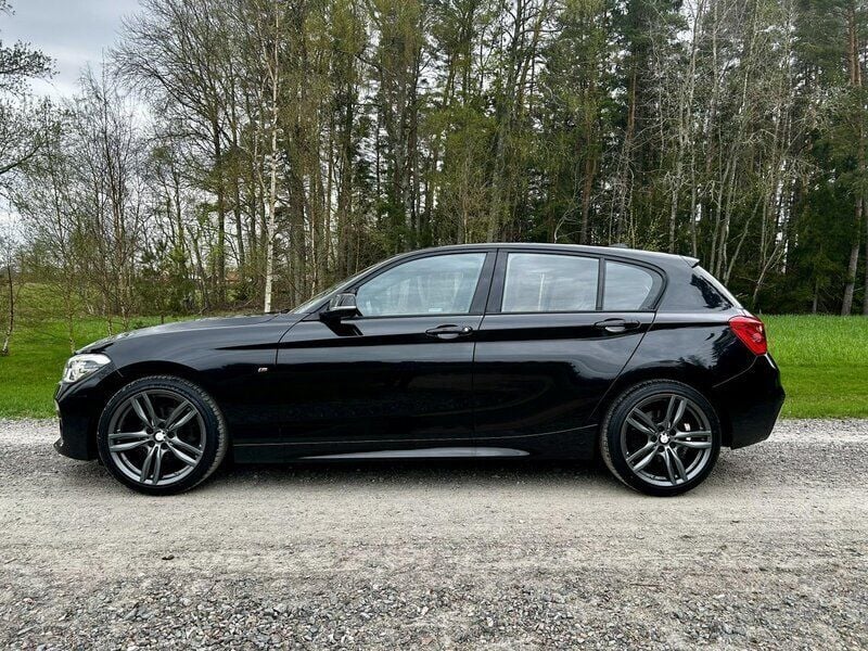 Svart Begagnad 2016 BMW 118 M Sport Halvkombi | 152 000 kr (Marknadspris) - Bild 1/4
