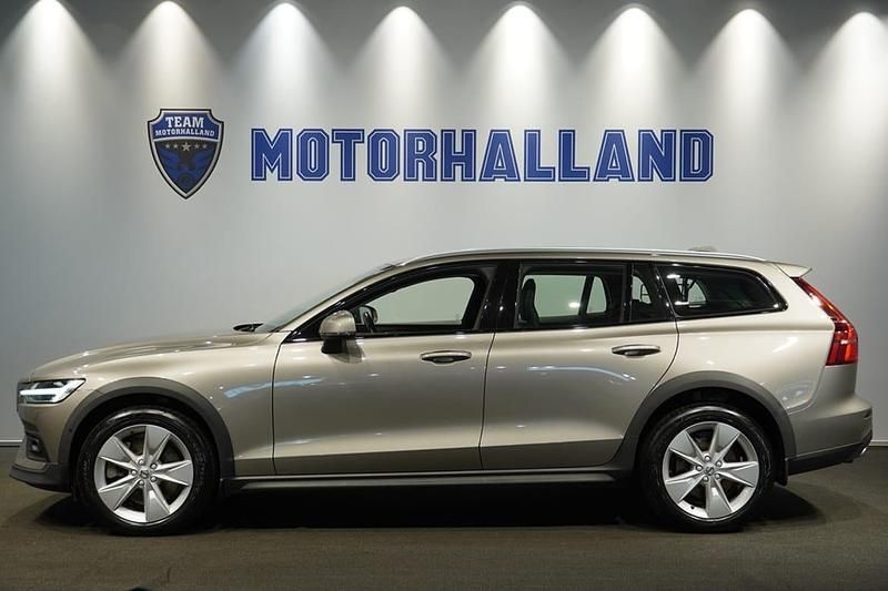 Grå Begagnad 2022 Volvo V60 CC Kombi | 299 900 kr (Marknadspris) - Bild 1/4