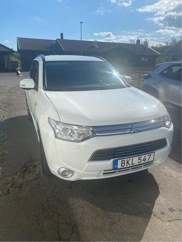 Vit Begagnad 2014 Mitsubishi Outlander P-HEV SUV | 89 000 kr (Bra pris) - Bild 1/4