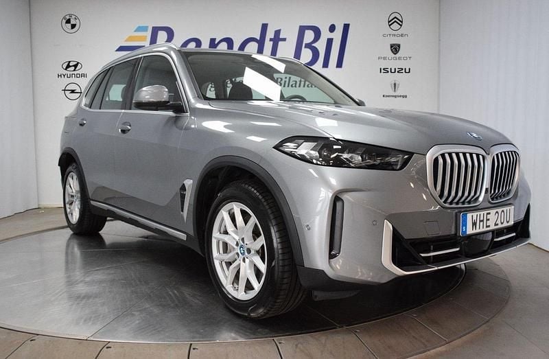 Grå Begagnad 2024 BMW X5 SUV | 849 500 kr (Marknadspris) - Bild 1/3
