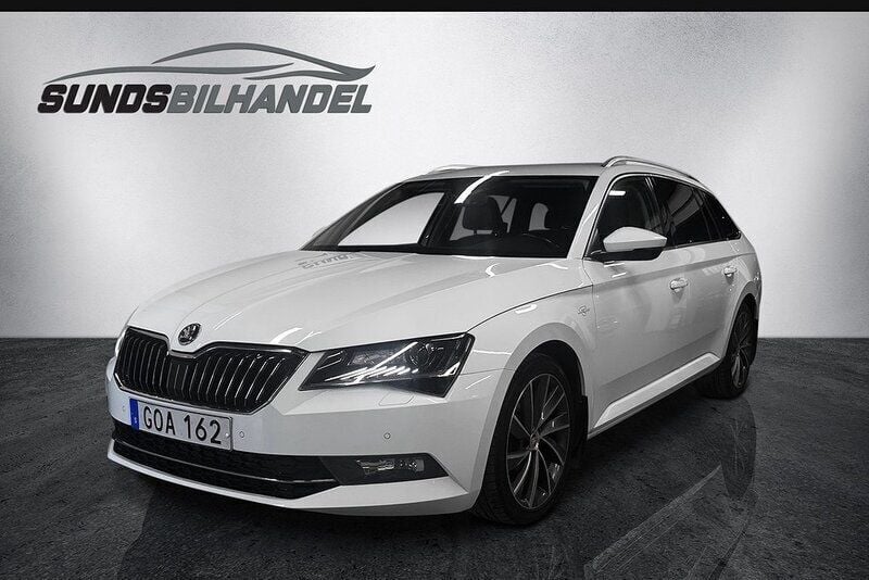 Vit Begagnad 2017 Skoda Superb Business Line Kombi | 209 000 kr (Marknadspris) - Bild 1/4