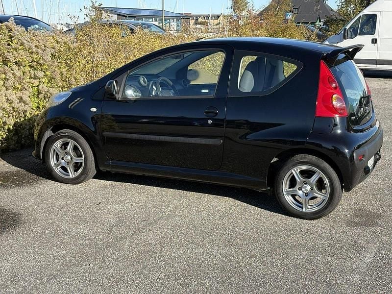 Svart Begagnad 2008 Peugeot 107 Halvkombi | 35 000 kr (Marknadspris) - Bild 1/4