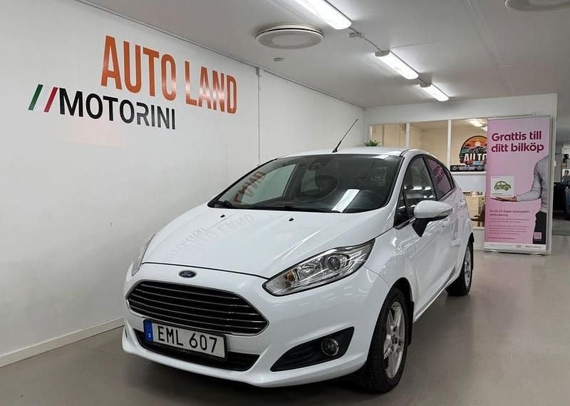 Begagnad Ford Fiesta Titanium 101 HK (74 kW) 2014 Vit Halvkombi