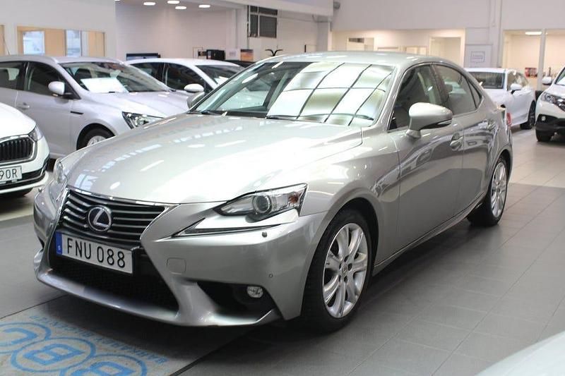 Grå Begagnad 2014 Lexus IS300h Executive Line Sedan | 184 700 kr (Marknadspris) - Bild 1/4