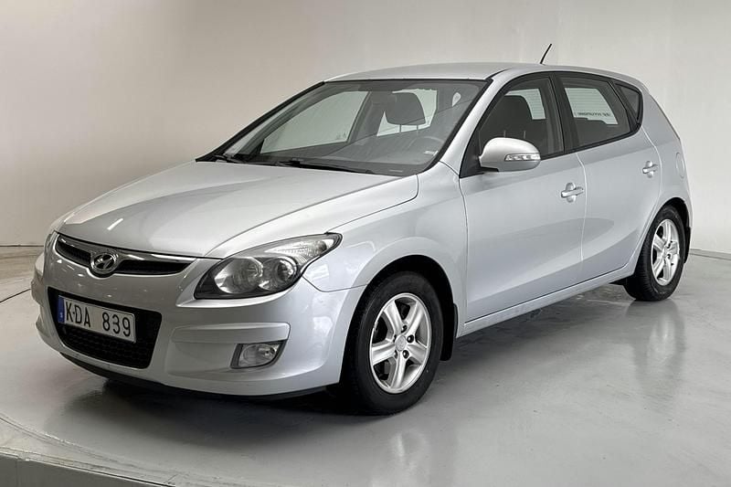Silver Begagnad 2010 Hyundai i30 | 26 000 kr - Bild 1/4
