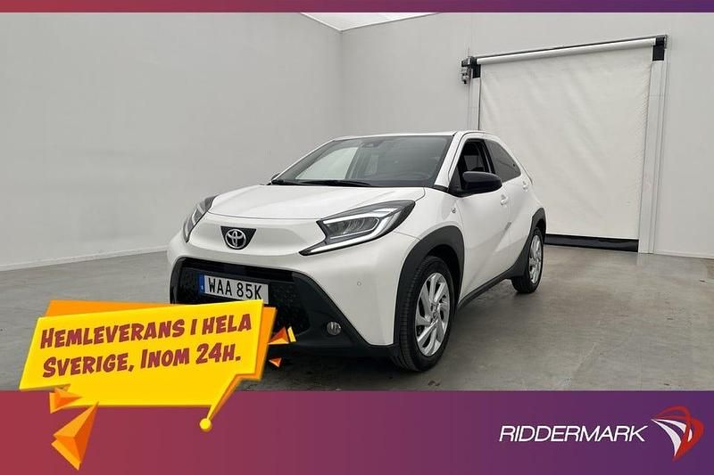 Vit Begagnad 2022 Toyota Aygo Play Halvkombi | 184 800 kr - Bild 1/3