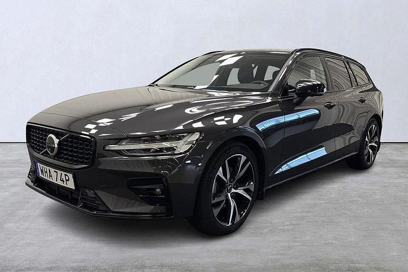Grå Begagnad 2024 Volvo V60 Plus Kombi | 389 000 kr (Marknadspris) - Bild 1/4