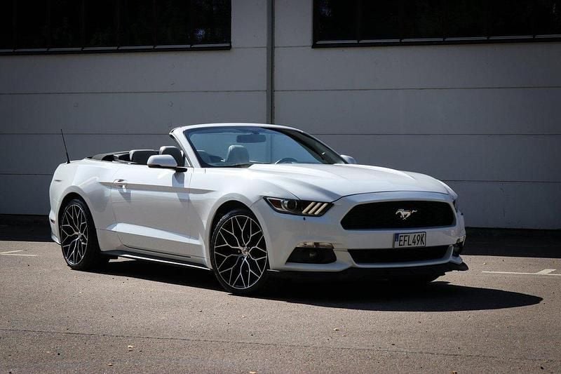 Vit Begagnad 2017 Ford Mustang Convertible Cab | 239 900 kr (Superpris) - Bild 1/4