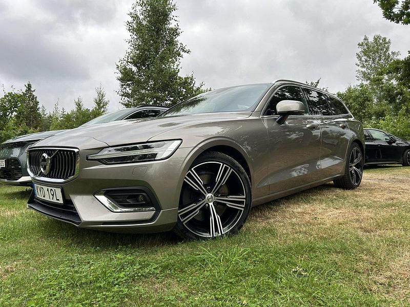 Grå Begagnad 2019 Volvo V60 Inscription Kombi | 282 000 kr (Marknadspris) - Bild 1/4