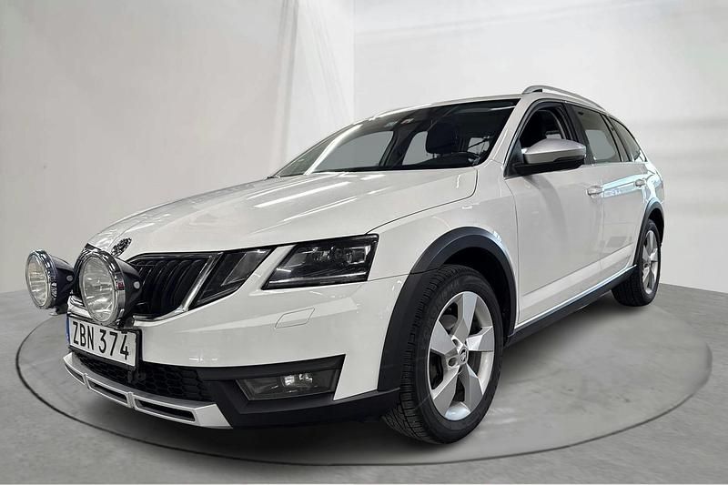 Vit Begagnad 2018 Skoda Octavia Scout Kombi | 109 000 kr (Dyr) - Bild 1/4