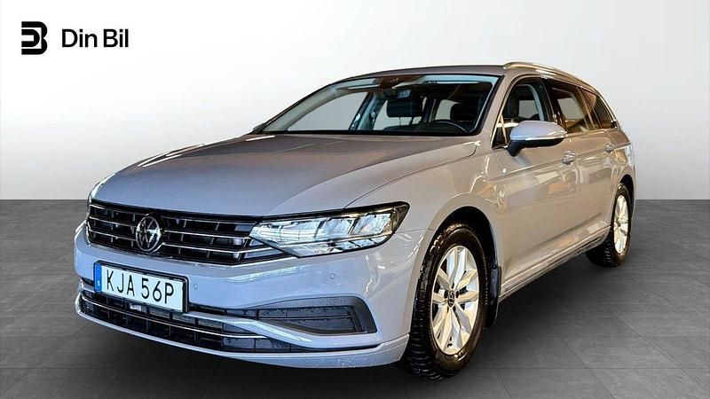 Grå Begagnad 2024 VW Passat Business Kombi | 309 900 kr (Marknadspris) - Bild 1/4