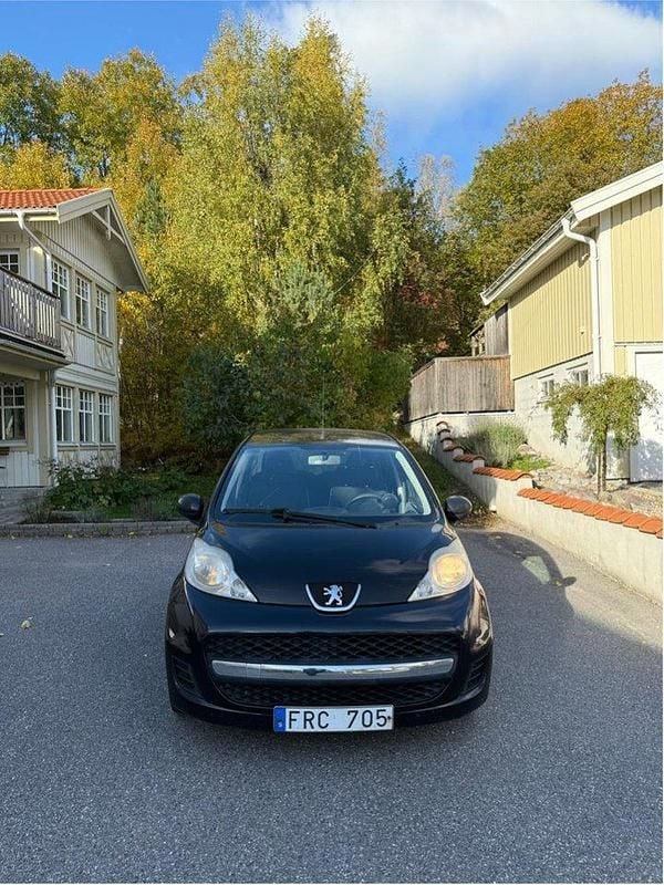 Svart Begagnad 2010 Peugeot 107 Halvkombi | 17 500 kr (Bra pris) - Bild 1/4