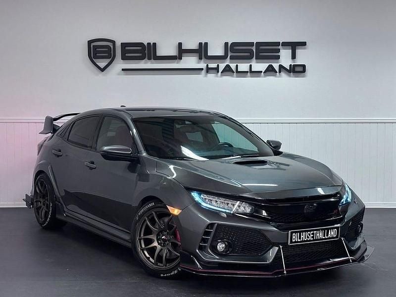 Grå Begagnad 2017 Honda Civic Type R Halvkombi | 349 900 kr (Dyr) - Bild 1/4