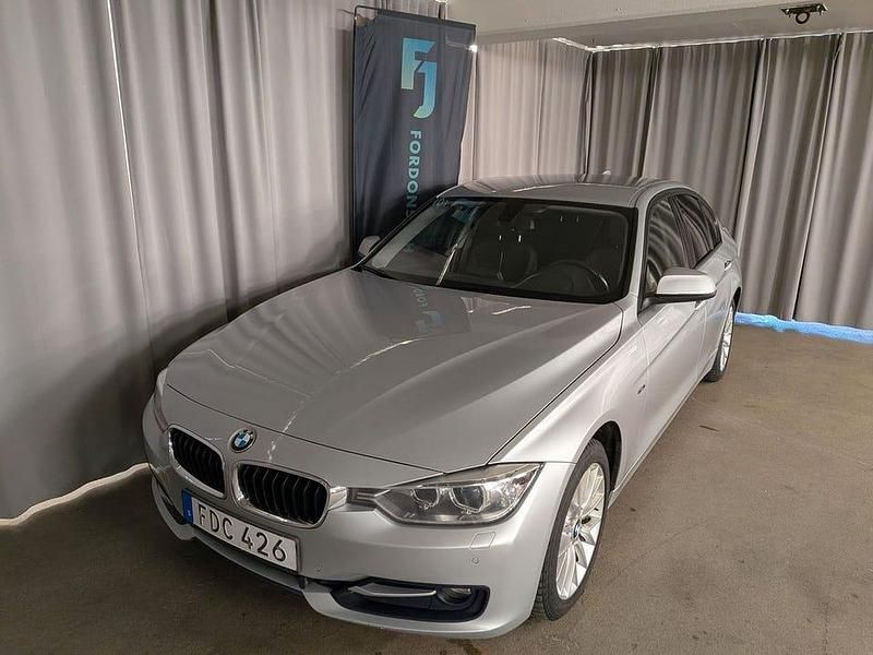 Silver Begagnad 2014 BMW 320 Sedan | 134 900 kr (Marknadspris) - Bild 1/4