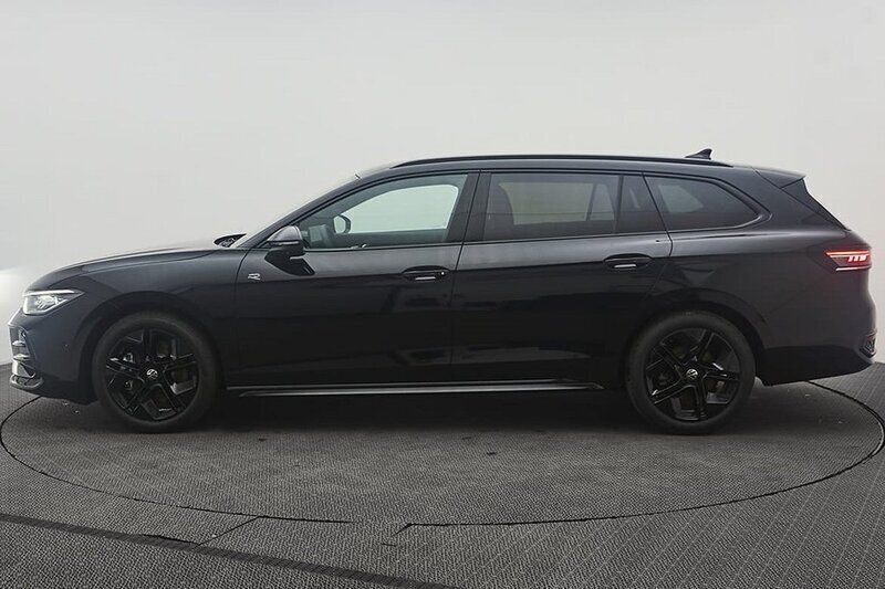 Svart Ny 2025 VW Passat R-line Kombi | 545 200 kr (Bra pris) - Bild 1/4