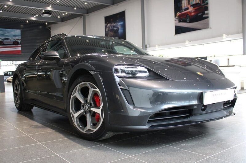 Mörkgrå Begagnad 2021 Porsche Taycan 4S Cross Turismo Sedan | 795 000 kr (Marknadspris) - Bild 1/4