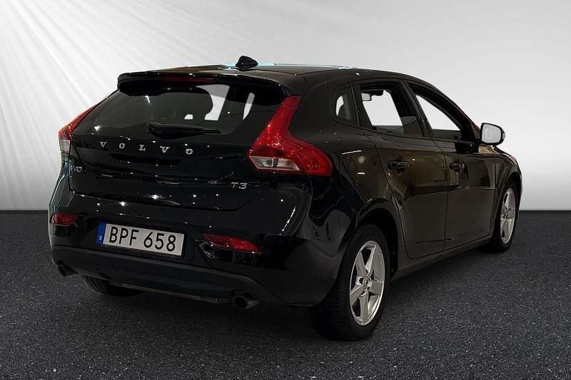 Begagnad Volvo V40 Business Edition 154 HK (113 kW) 2018 Svart Halvkombi