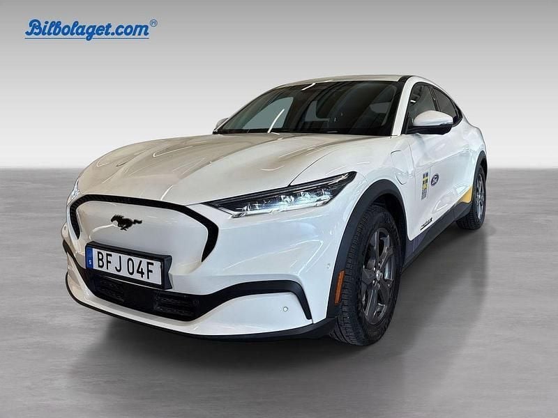 Vit Begagnad 2022 Ford Mustang Mach-E SUV | 399 000 kr (Superpris) - Bild 1/4