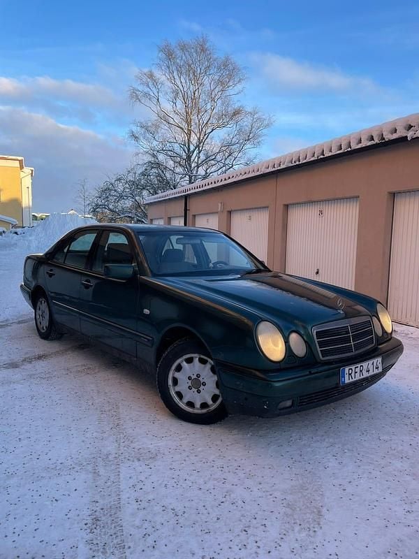 Begagnad Mercedes E240 170 HK (125 kW) 1999 Sedan