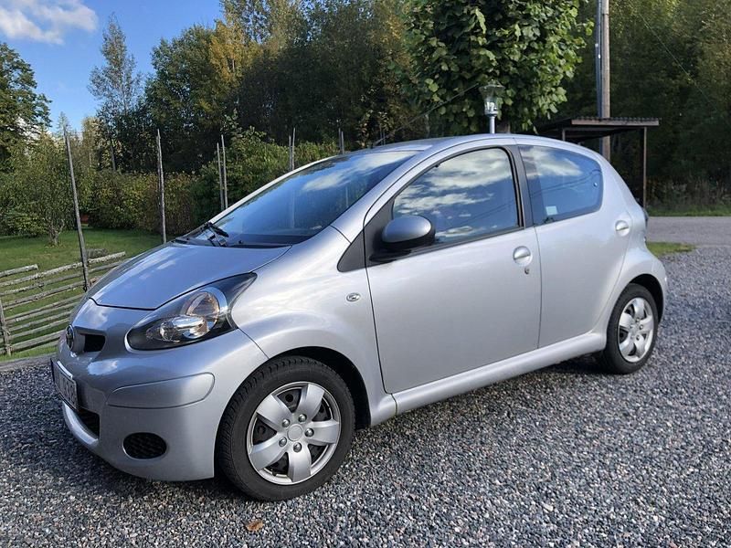 Silver Begagnad 2009 Toyota Aygo Halvkombi | 36 000 kr (Marknadspris) - Bild 1/4