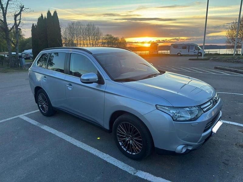 Cool silver metallic Begagnad 2013 Mitsubishi Outlander SUV | 110 000 kr (Marknadspris) - Bild 1/4