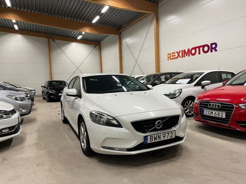 Vit Begagnad 2014 Volvo V40 Kinetic Kombi | 94 900 kr (Marknadspris) - Bild 1/4