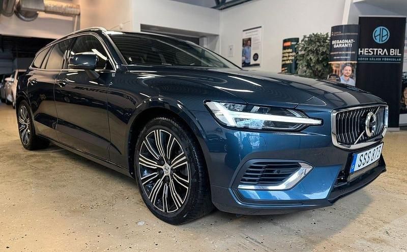 Blå Begagnad 2022 Volvo V60 Inscription Kombi | 289 900 kr (Lite dyr) - Bild 1/4