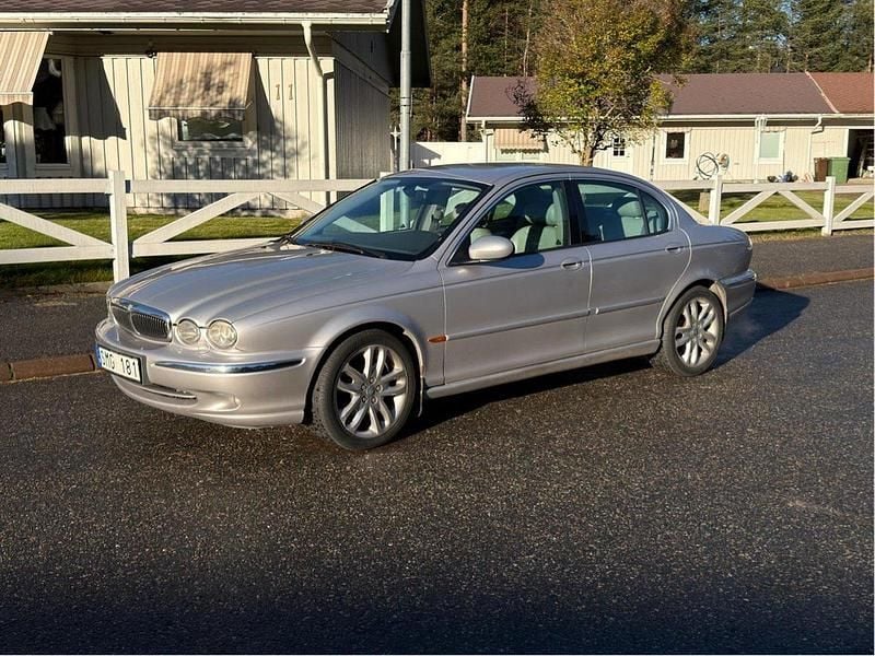 Grå Begagnad 2001 Jaguar X-type Executive Sedan | 45 000 kr - Bild 1/4