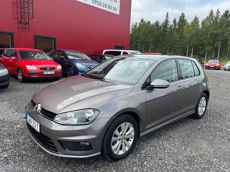 Grå Begagnad 2015 VW Golf VII Halvkombi | 109 900 kr (Marknadspris) - Bild 1/4