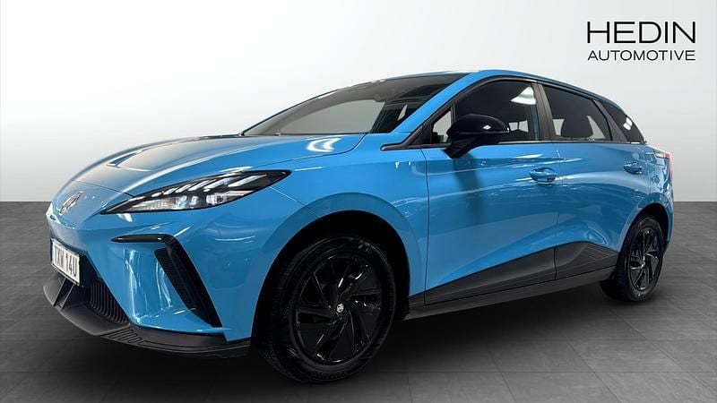 Blå (blue) Begagnad 2023 MG MG4 EV Halvkombi | 259 900 kr (Marknadspris) - Bild 1/4