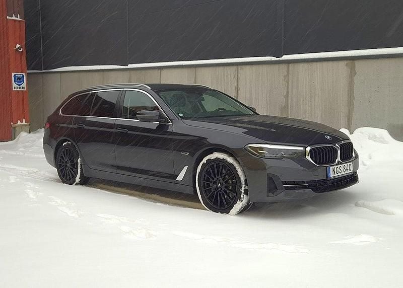 Grå Begagnad 2021 BMW 530e Kombi | 349 000 kr (Marknadspris) - Bild 1/4