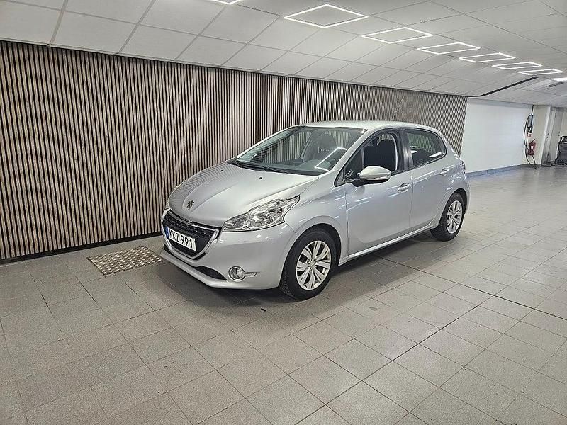 Grå Begagnad 2015 Peugeot 208 Halvkombi | 69 700 kr (Marknadspris) - Bild 1/4
