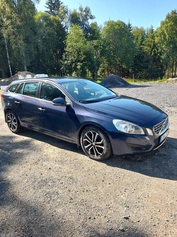 Blå Begagnad 2012 Volvo V60 Kinetic Kombi | 115 000 kr (Lite dyr) - Bild 1/4