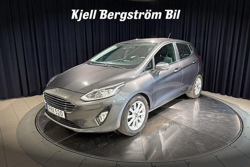 Grå Begagnad 2018 Ford Fiesta Titanium Halvkombi | 129 800 kr (Marknadspris) - Bild 1/3