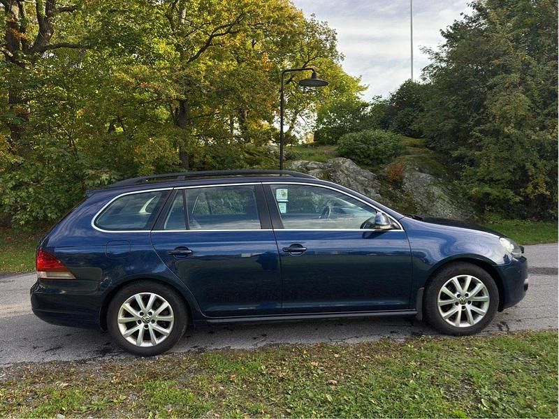 Blå Begagnad 2011 VW Golf Kombi | 39 000 kr (Marknadspris) - Bild 1/4