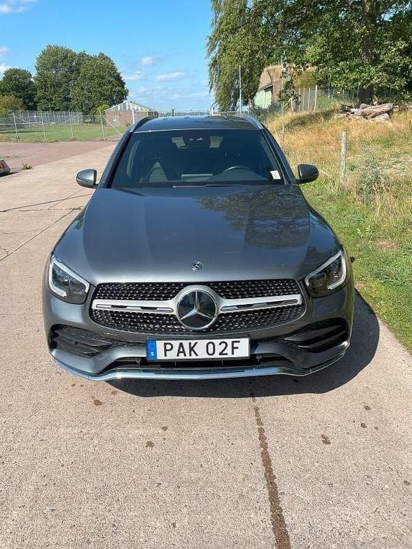 Grå Begagnad 2020 Mercedes GLC220 AMG line SUV | 395 000 kr (Bra pris) - Bild 1/4