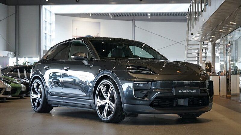 Grå Begagnad 2024 Porsche Macan 4 Electric SUV | 929 000 kr (Bra pris) - Bild 1/4