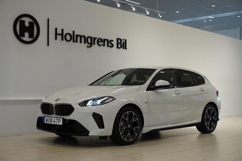 Vit Begagnad 2024 BMW 120 M Sport Halvkombi | 409 800 kr (Dyr) - Bild 1/4