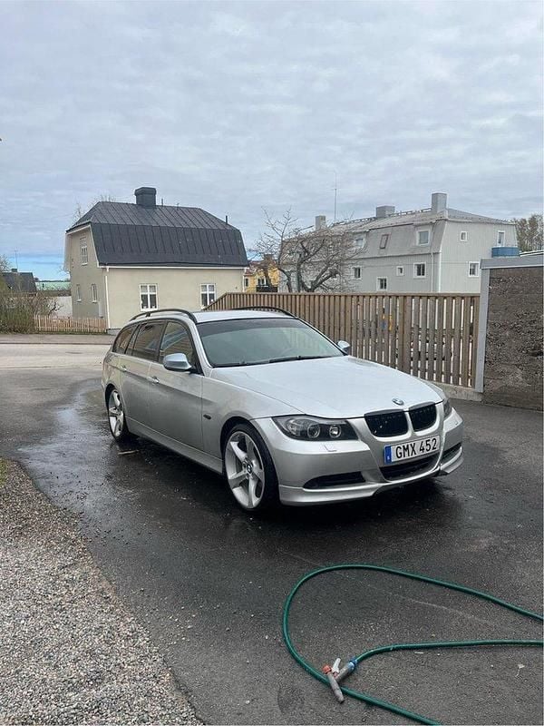 Grå Begagnad 2008 BMW 320 Kombi | 20 000 kr (Superpris) - Bild 1/4