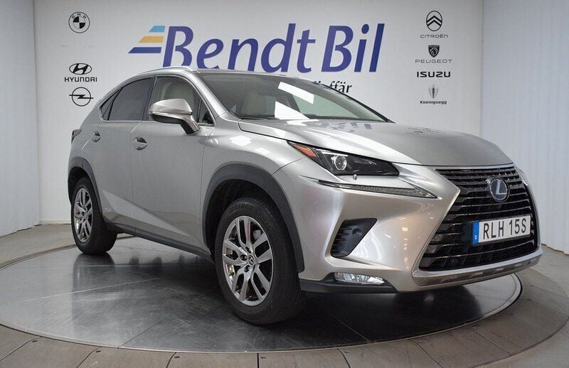 Grå Begagnad 2019 Lexus NX300h Executive Line SUV | 286 800 kr (Marknadspris) - Bild 1/3