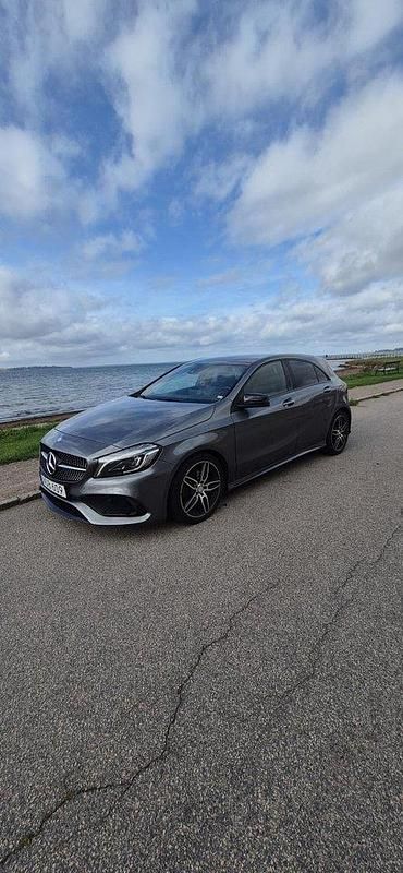 Grå Begagnad 2016 Mercedes A180 AMG Halvkombi | 145 000 kr (Marknadspris) - Bild 1/4