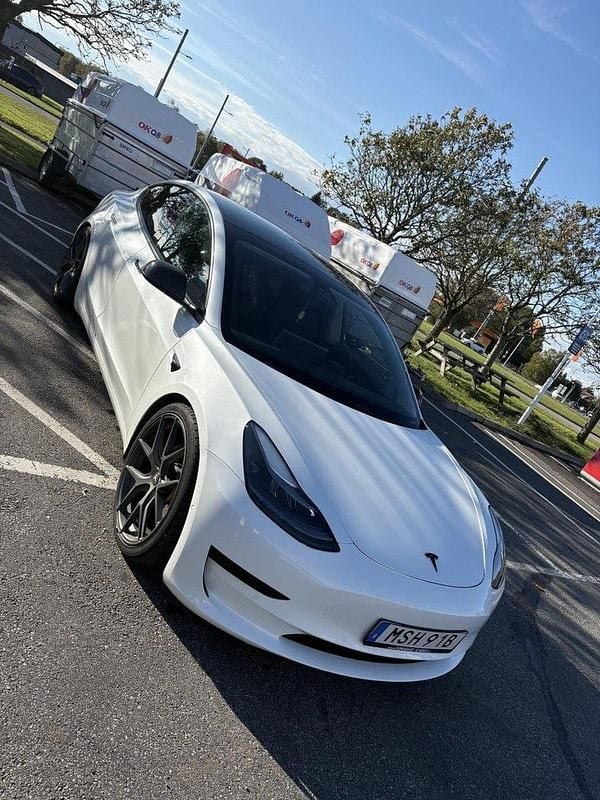 Vit Begagnad 2021 Tesla Model 3 Standard Range Plus Sedan | 259 900 kr (Bra pris) - Bild 1/4