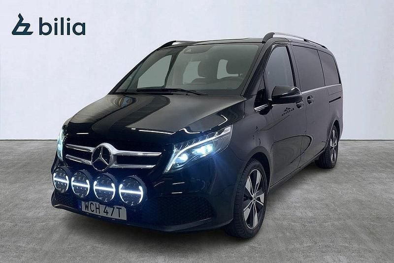 Svart Begagnad 2023 Mercedes V300 Avantgarde Minibuss | 619 900 kr (Bra pris) - Bild 1/4