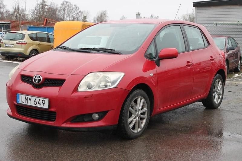 Begagnad Toyota Auris 132 HK (97 kW) 2009 Röd Halvkombi